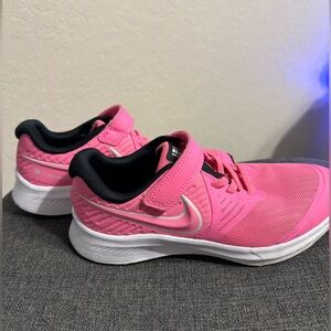 Girls 2.5Y Nike sneakers